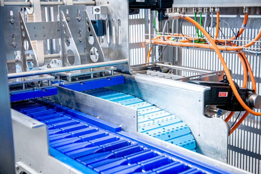 Moderne Maschinenbau-Anlage von Zentrik Maschinenbau zur Herstellung von Komponenten für die Lebensmittelindustrie in einer Produktionshalle.