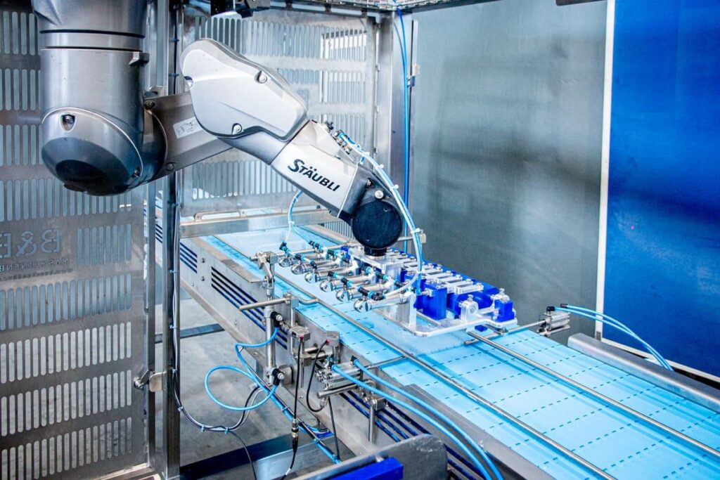 Ein moderner Industrieroboter von Stäubli in der Produktionshalle von Zentrik Maschinenbau, der automatisierte Prozesse für die Lebensmittelindustrie durchführt.